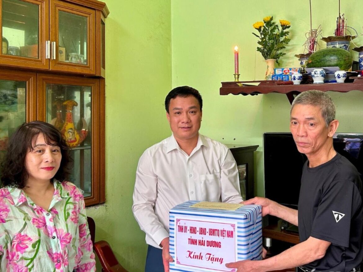 Đồng chí Chủ tịch UBND tỉnh Triệu Thế Hùng tặng quà ông Nguyễn Văn Thi là người thờ cúng liệt sĩ Nguyễn Văn Luyện ở khu 3, thị trấn Thanh Hà