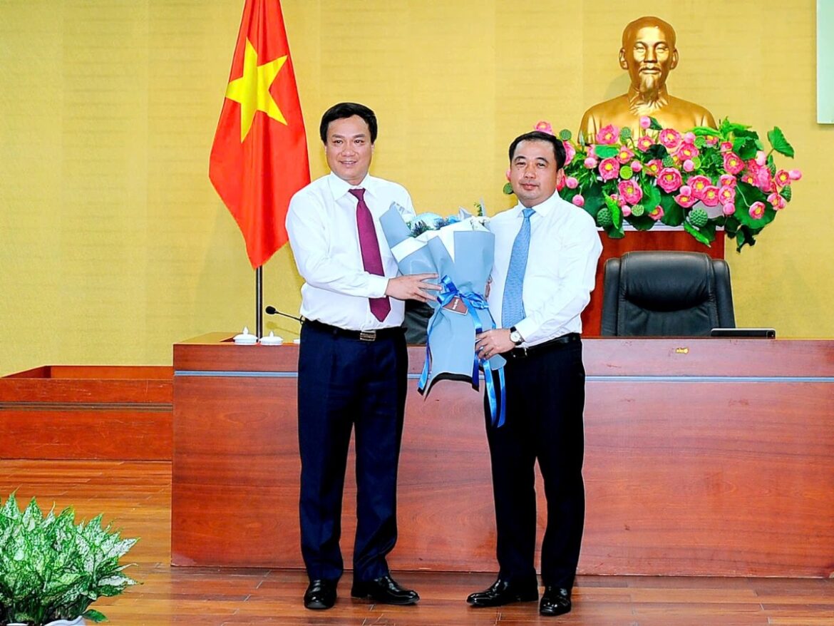 Ông Trần Đức Thắng, Bí thư Tỉnh ủy Hải Dương tặng hoa chúc mừng ông Triệu Thế Hùng nhận nhiệm vụ mới. Ảnh_ Thành Chung