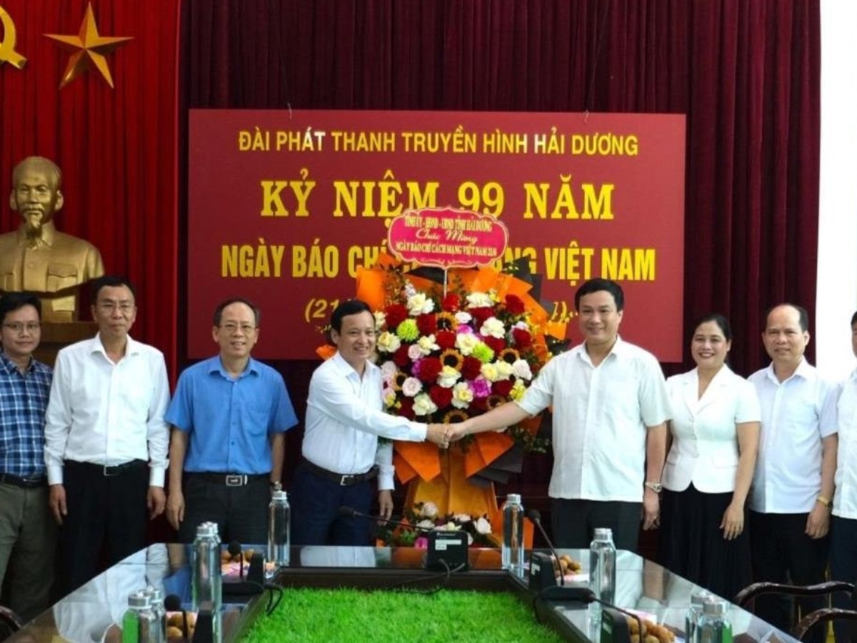 Đồng chí Chủ tịch UBND tỉnh Triệu Thế Hùng tặng hoa chúc mừng Đài Phát thanh - Truyền hình Hải Dương