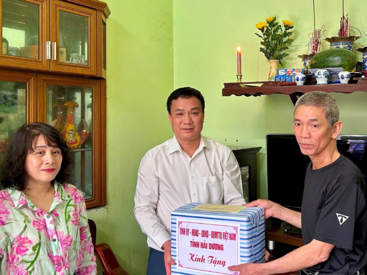 Đồng chí Chủ tịch UBND tỉnh Triệu Thế Hùng tặng quà ông Nguyễn Văn Thi là người thờ cúng liệt sĩ Nguyễn Văn Luyện ở khu 3, thị trấn Thanh Hà