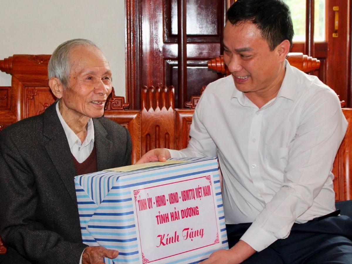 Đồng chí Chủ tịch UBND tỉnh Triệu Thế Hùng cùng các đồng chí trong đoàn hỏi thăm, tặng quà bà Hà Thị Liên (sinh năm 1949), vợ liệt sĩ ở xã Hồng Dụ