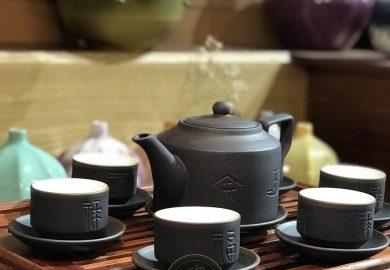 Ly Trà Và Sự Cảm Nhận Khi được Pha Từ Bộ ấm Chén Tử Sa Ly Trà Và Sự Cảm Nhận Khi được Pha Từ Bộ ấm Chén Tử Sa