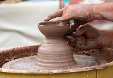 Các đồ Vật Từ Gốm: Tìm Hiểu Về Các Loại Gốm Sứ Truyền Thống Hiện Nay.