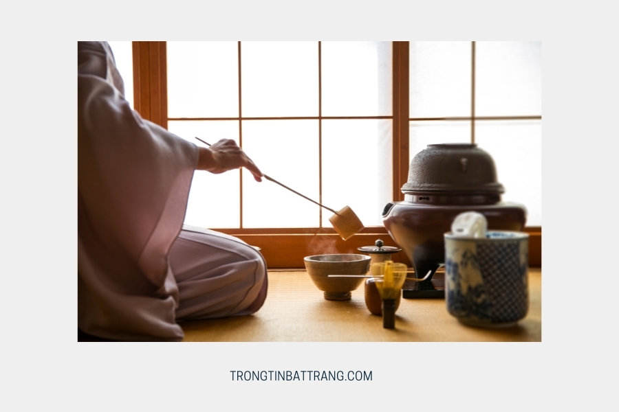 Những quy tắc quan trọng trong trà đạo có thể kể đến chính là Quy tắc Osakini và Quy tắc tránh mặt chính của chén trà