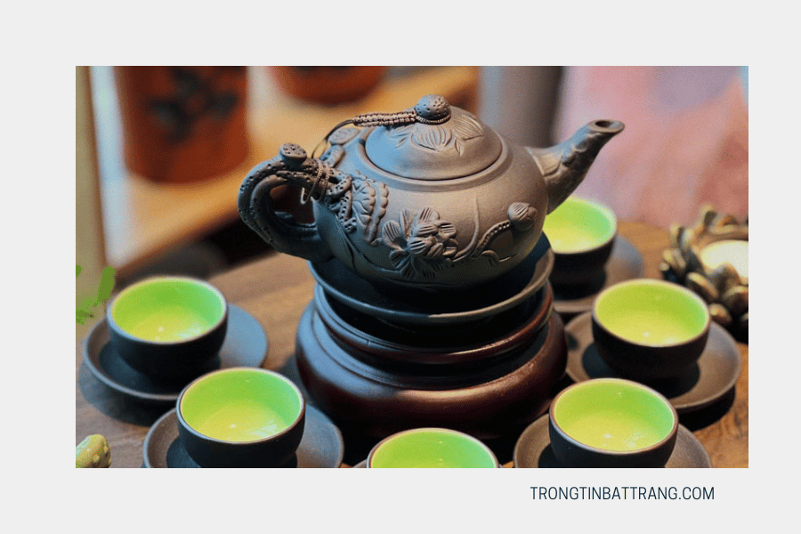 Nét truyền thống khắc tạc trên bộ ấm trà gốm Bát Tràng 
