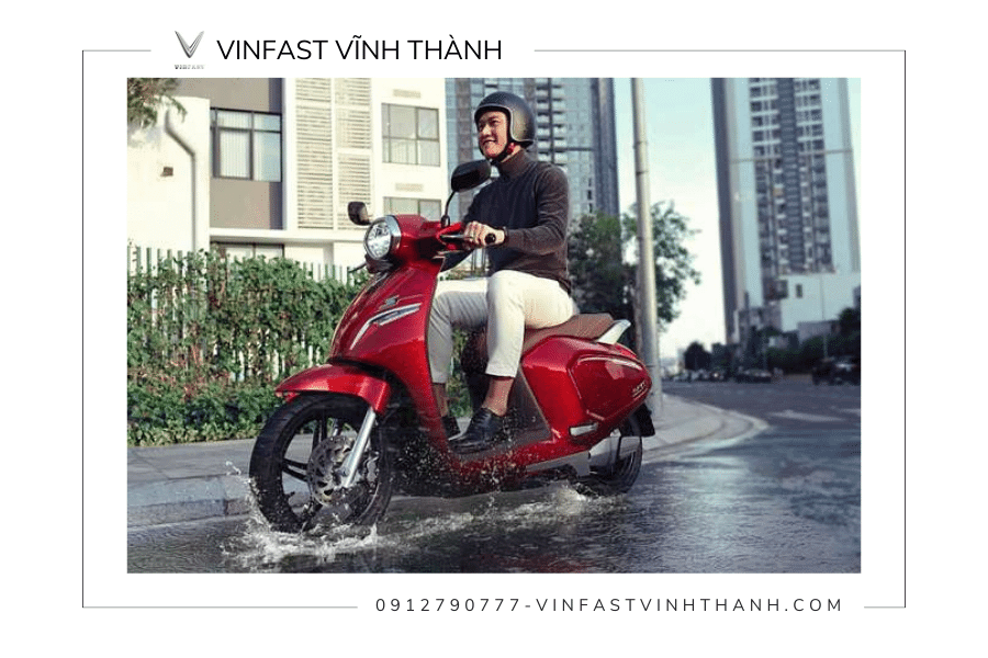 Khả năng lội nước bị hạn chế trong điều kiện mưa ngập lâu của xe máy điện Klara S 2022