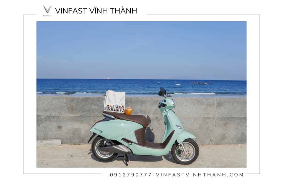 Lớp sơn cao cấp không chỉ tôn lên vẻ đẹp của xe máy điện VinFast mà còn giữ được tính bền bỉ theo thời gian