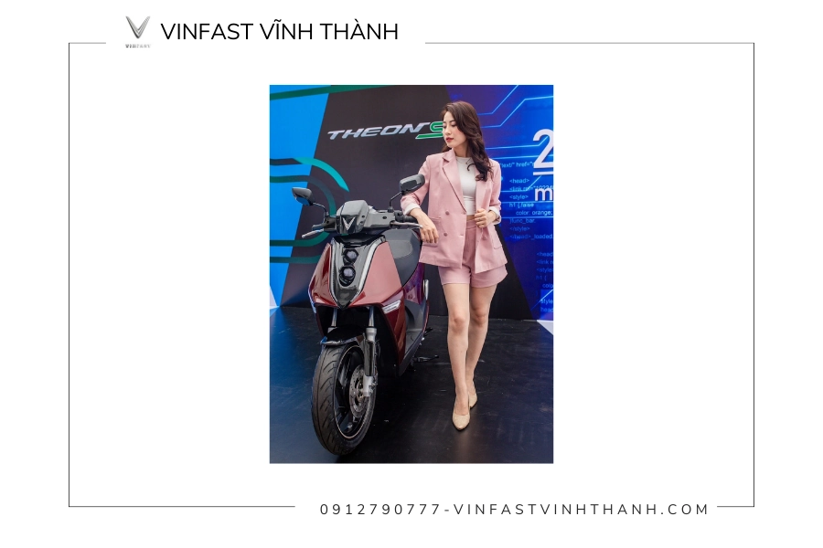 Hệ thống phanh đĩa ABS Continental trước và sau trên xe máy điện VinFast Theon S được chế tạo từ vật liệu chịu lực