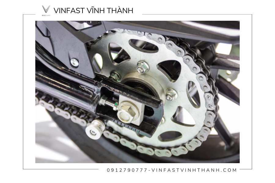 Tại sao đề xe máy kêu tạch tạch