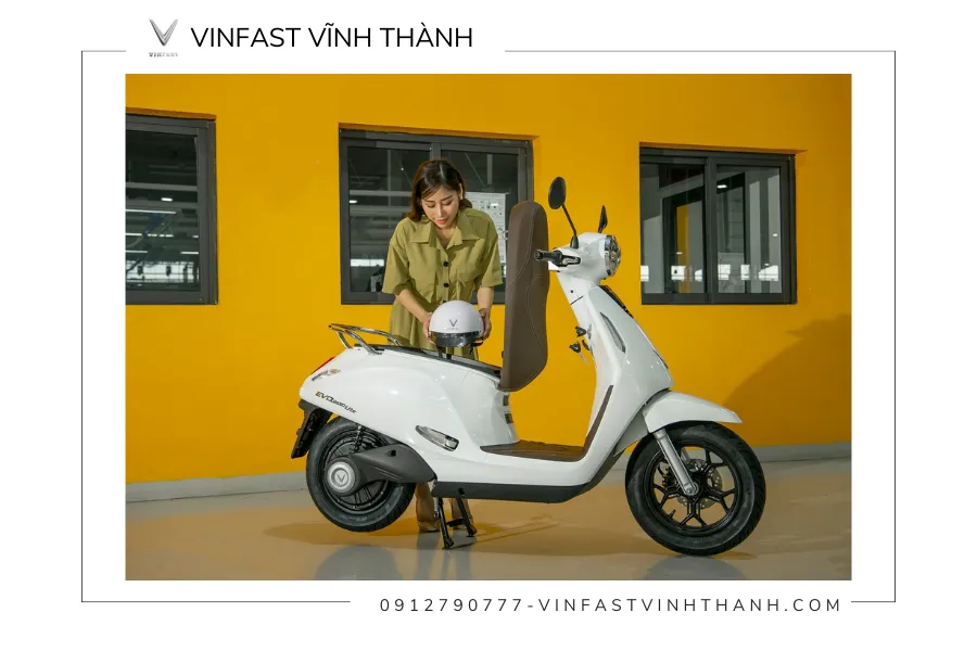 Đỗ xe máy điện là một quá trình quan trọng và đòi hỏi sự chú ý và cẩn thận từ người lái