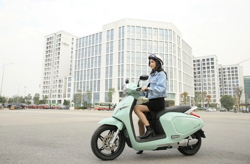 Bật mí những cách tạo dáng chụp hình với xe máy cực đẹp