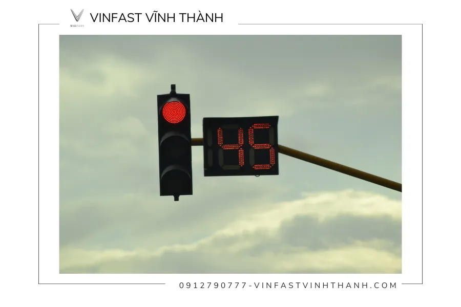 Đi xe máy điện vượt đèn đỏ phạt bao nhiêu tiền?