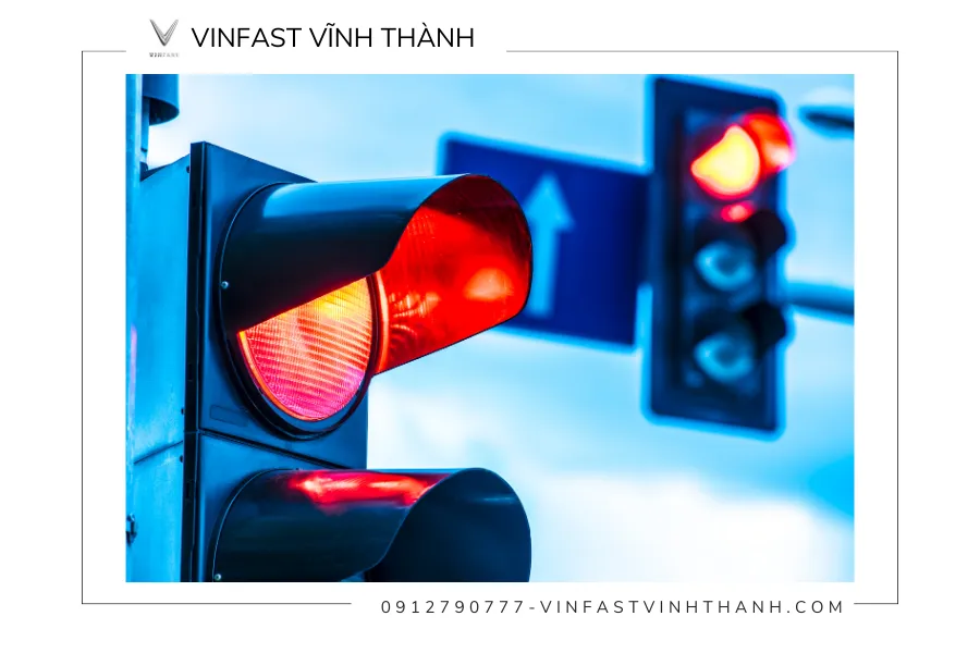 Giải đáp các câu hỏi liên quan về luật đèn đỏ dành cho xe máy điện