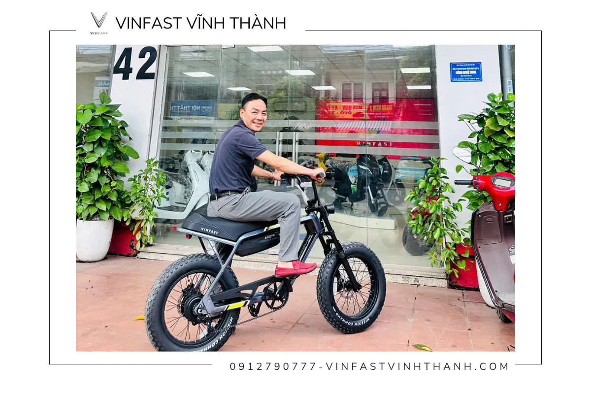 VinFast VF DrgnFly với thiết kế tay lái mở rộng, lốp xe bản lớn và yên xe công thái học