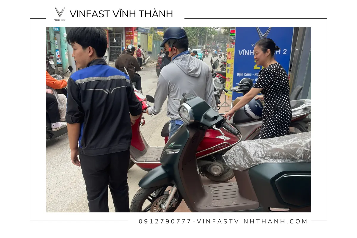 Khách hàng trực tiếp trải nghiệm thực tế và lái thử xe máy điện VinFast trước khi mua