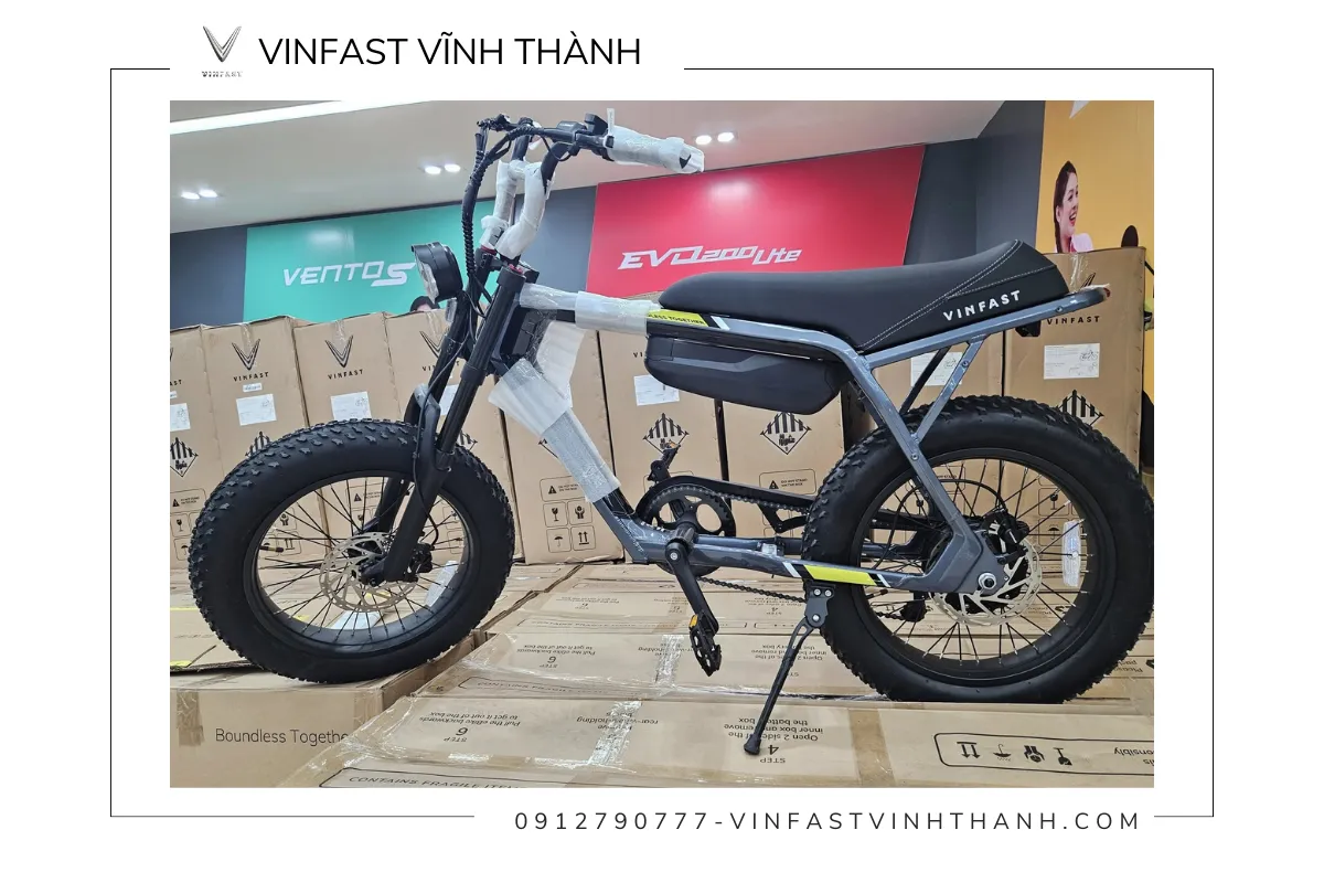 Vf DrgnFly phiên bản Mỹ còn được trang bị giảm sóc tự điều chỉnh, đèn chiếu sáng lớn và bộ điều khiển mới