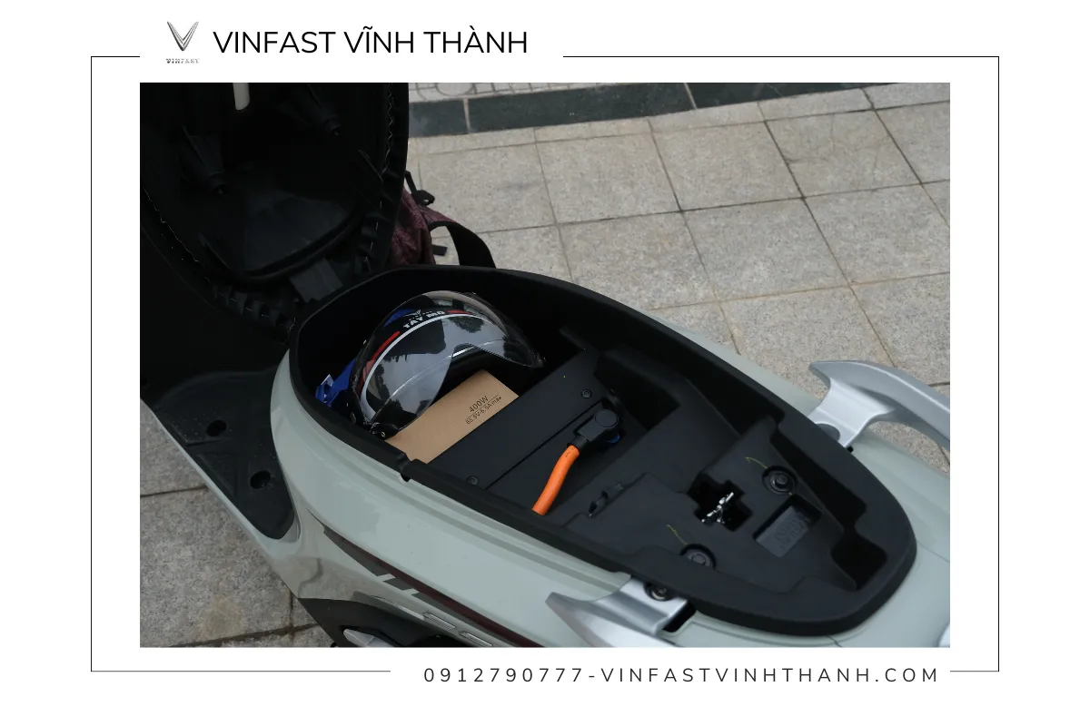 Cốp xe VinFast Feliz phiên bản 2 pin rộng 34 lít có thể chứa được nhiều vật dụng cá nhân
