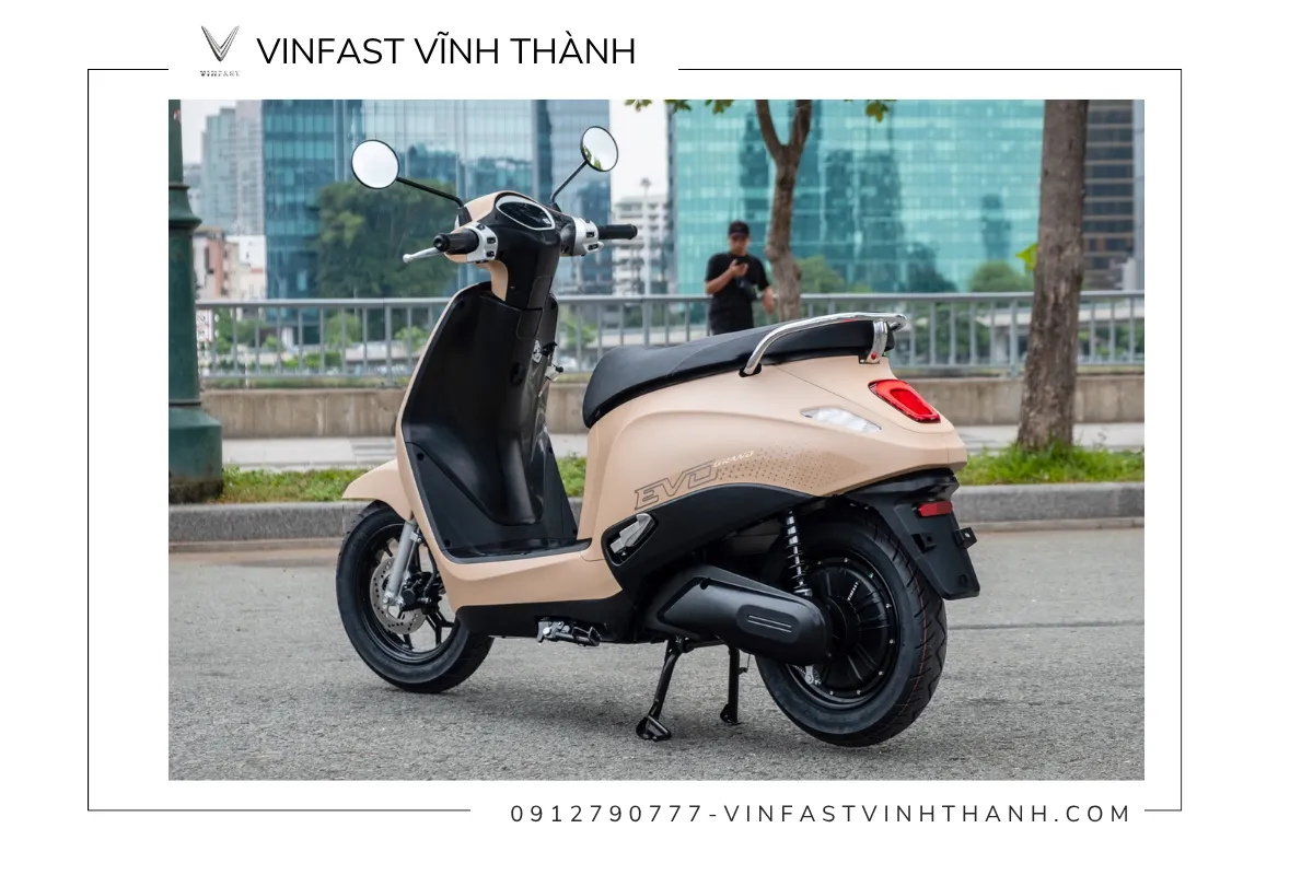 Đuôi xe của VinFast Evo Grand được kéo dài hơn, giúp người ngồi sau thoải mái hơn