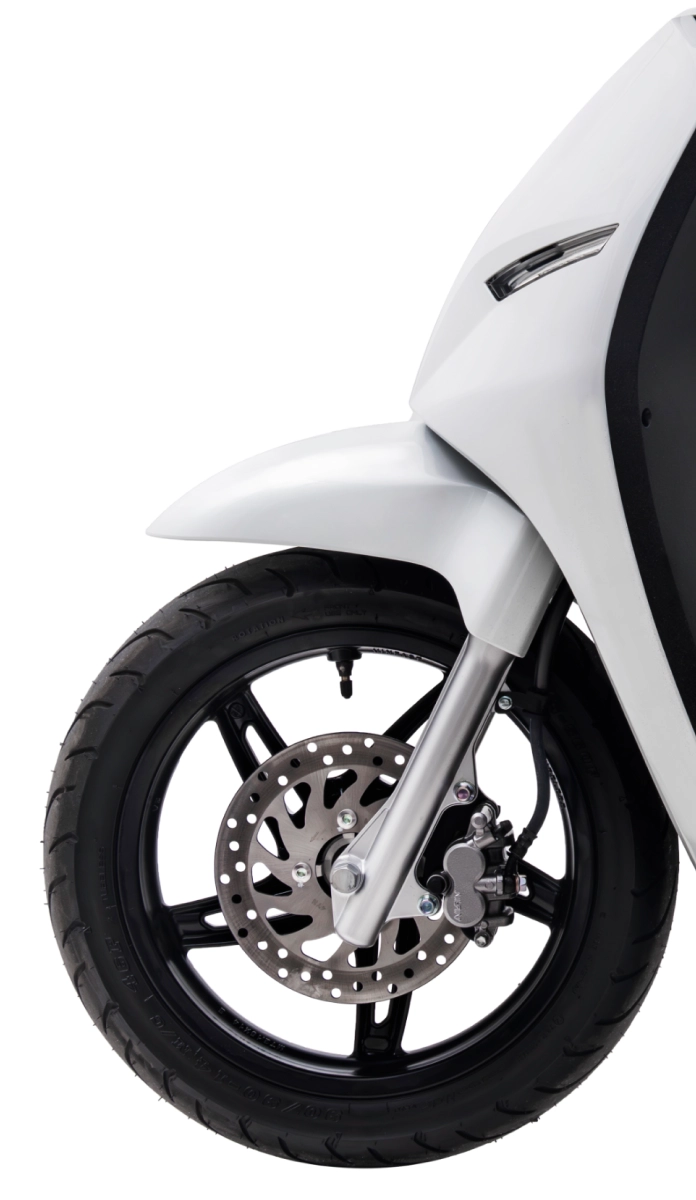 Vành xe 14 inch, khoảng sáng gầm 136 mm cho phép di chuyển trên nhiều địa hình.