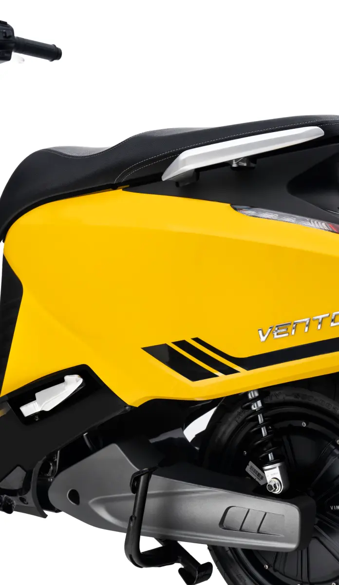 Yên xe có chiều cao 780 mm được thiết kế lớp mút dày và bề mặt yên rộng rãi, tư thế ngồi lịch lãm và thoải mái, êm ái trong suốt hành trình dài.