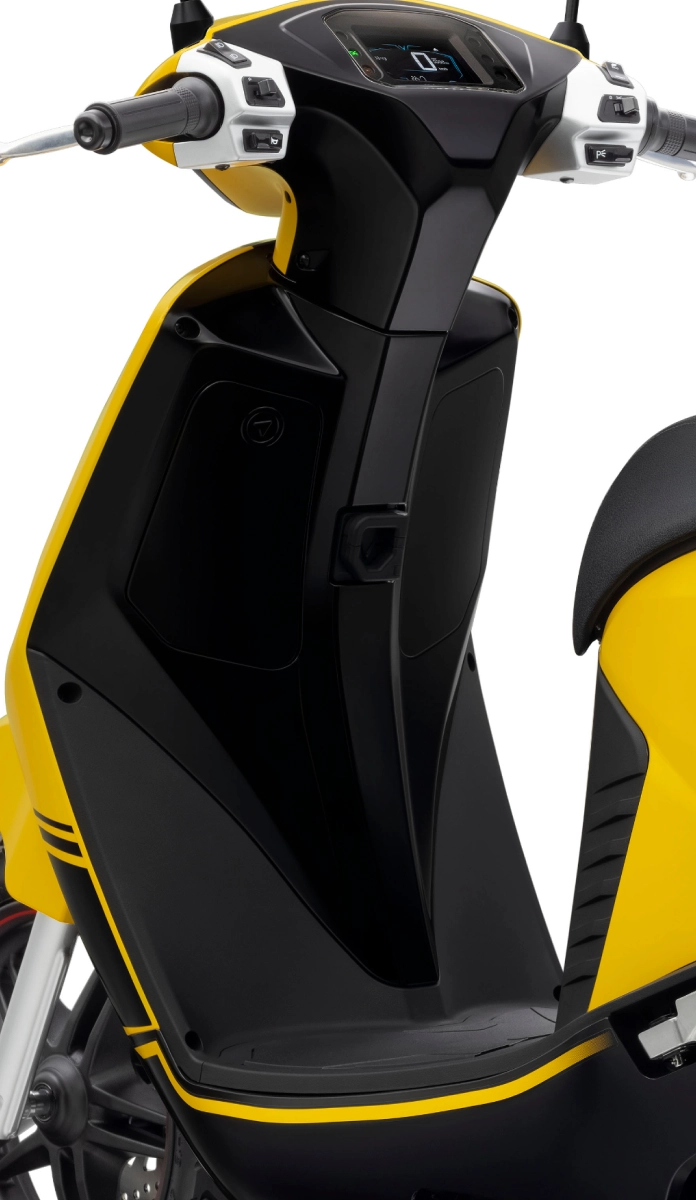 Sàn để chân rộng rãi và vị trí để chân sau tách rời giúp tư thế ngồi thư thái và thoải mái.