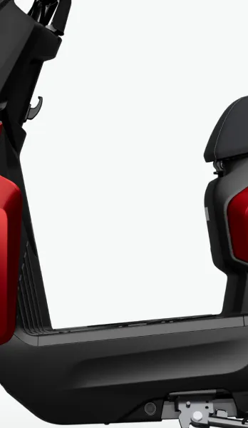 Sàn để chân rộng thoáng, vị trí gác chân sau tách rời mang lại tư thế ngồi thoải mái, êm ái trên mọi hành trình.