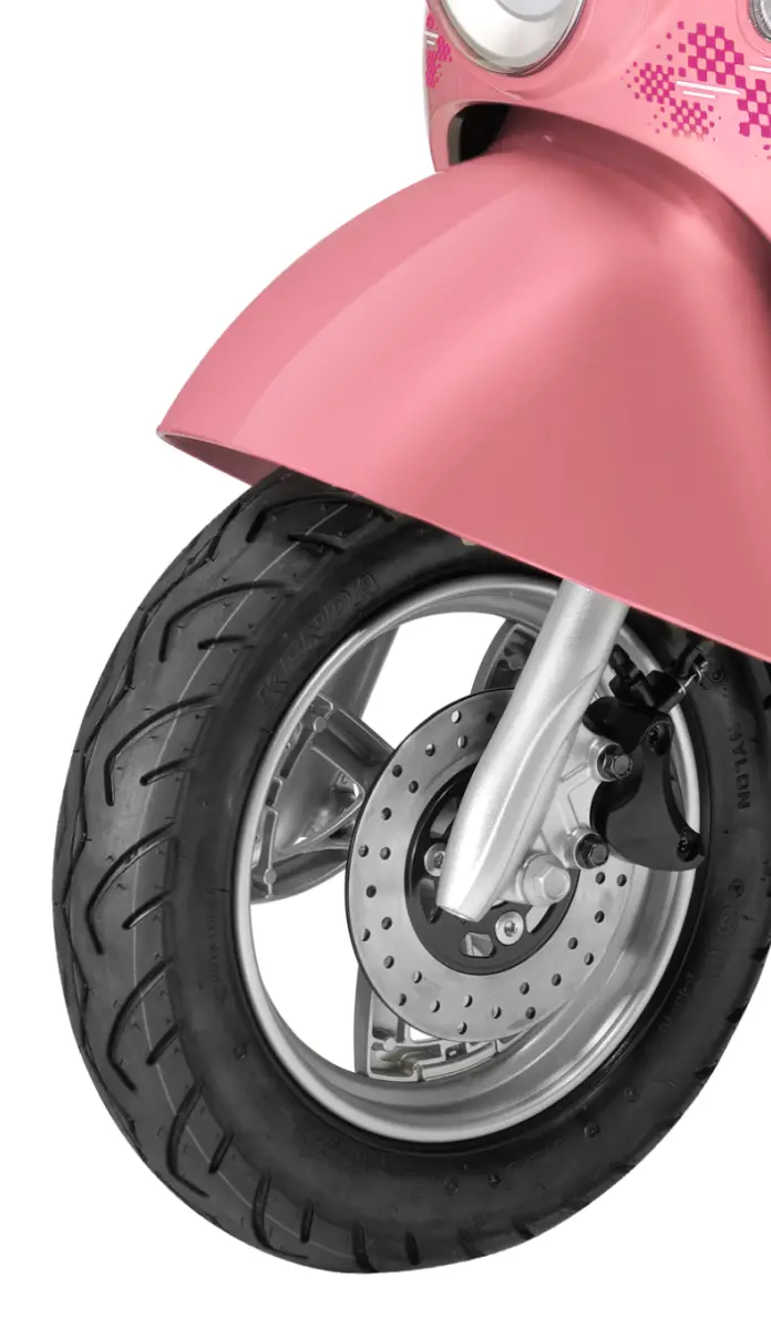 Hệ thống phanh đĩa bánh trước và phanh tang trống phía sau, đảm bảo an toàn trên mọi hành trình.