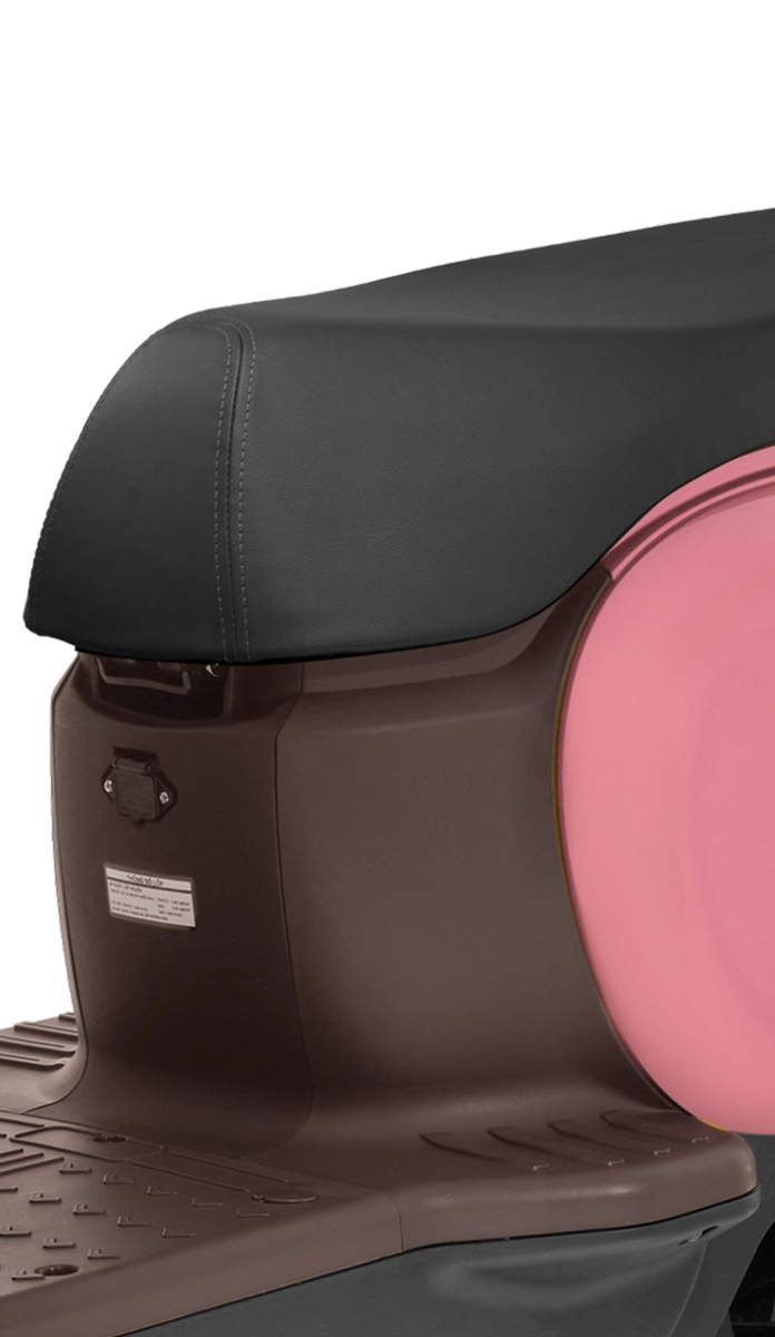 Yên xe với chất da dày dặn, mịn tay có độ đàn hồi cao, khả năng chịu lực tốt.