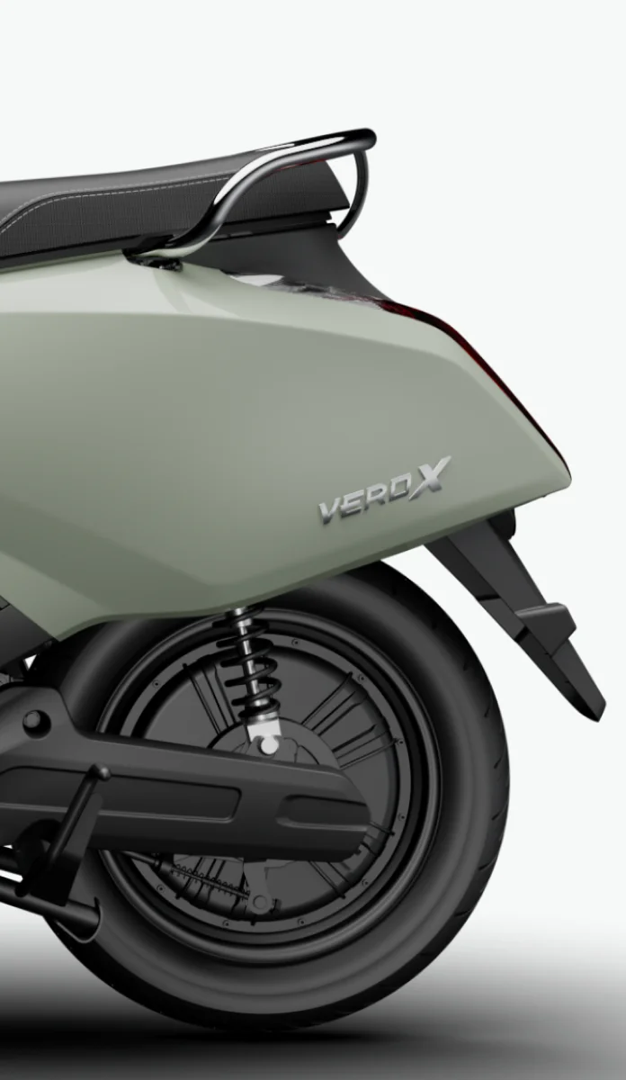 Hệ thống giảm xóc với giảm chấn thủy lực, hỗ trợ xe di chuyển êm ái trên nhiều địa hình.