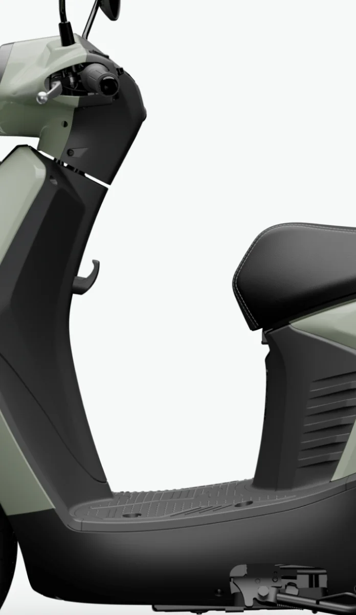 Sàn để chân rộng rãi và vị trí để chân sau tách rời, giúp tư thế ngồi thư thái và thoải mái.