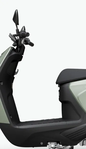 Sàn để chân rộng thoáng, vị trí gác chân sau tách rời mang lại tư thế ngồi thoải mái, êm ái trên mọi hành trình.