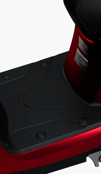 Sàn để chân rộng thoáng cho tư thế ngồi thoải mái.