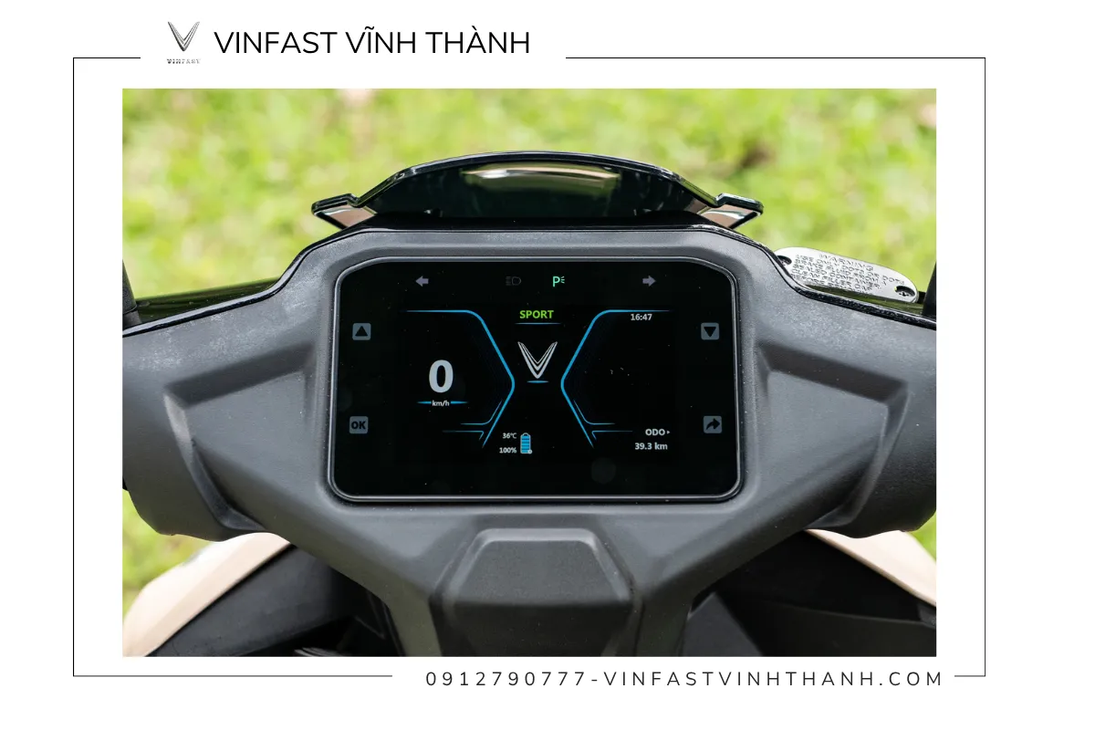Xe máy điện VinFast Viper được trang bị màn hình TFT hiển thị sắc nét, chống lóa tốt