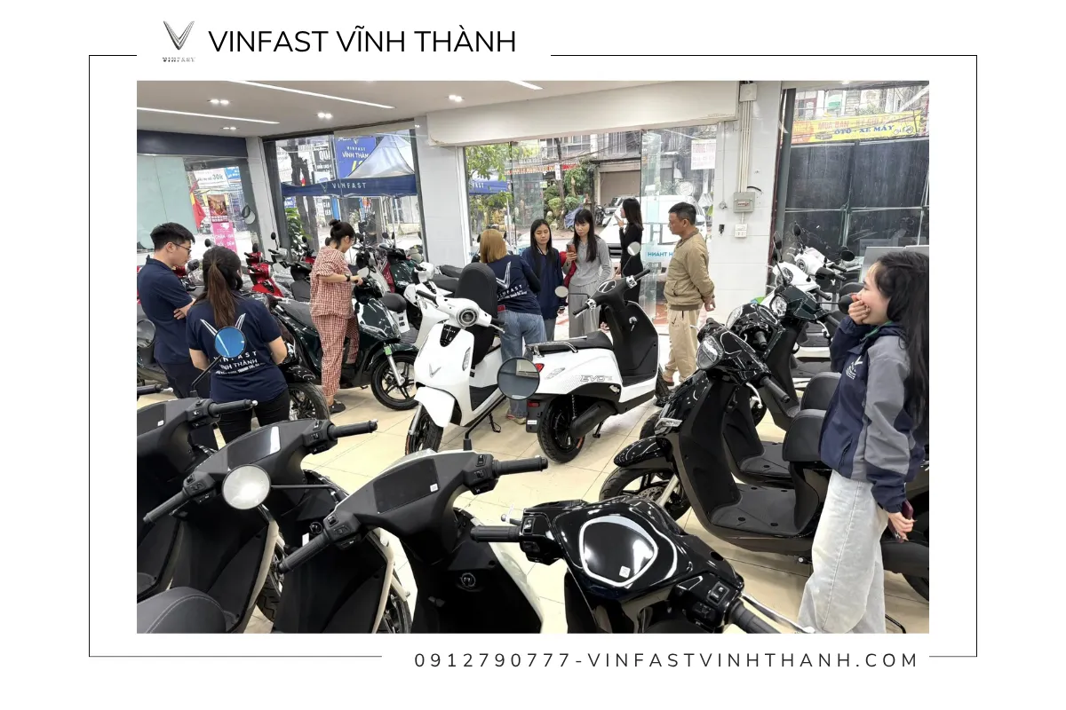 Khách hàng đến mua xe máy điện tại Đại lý ủy quyền VinFast Vĩnh Thành