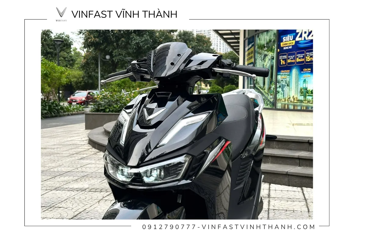 Phần đầu xe VinFast Viper mang hơi hướng của các dòng xe tay ga thể thao