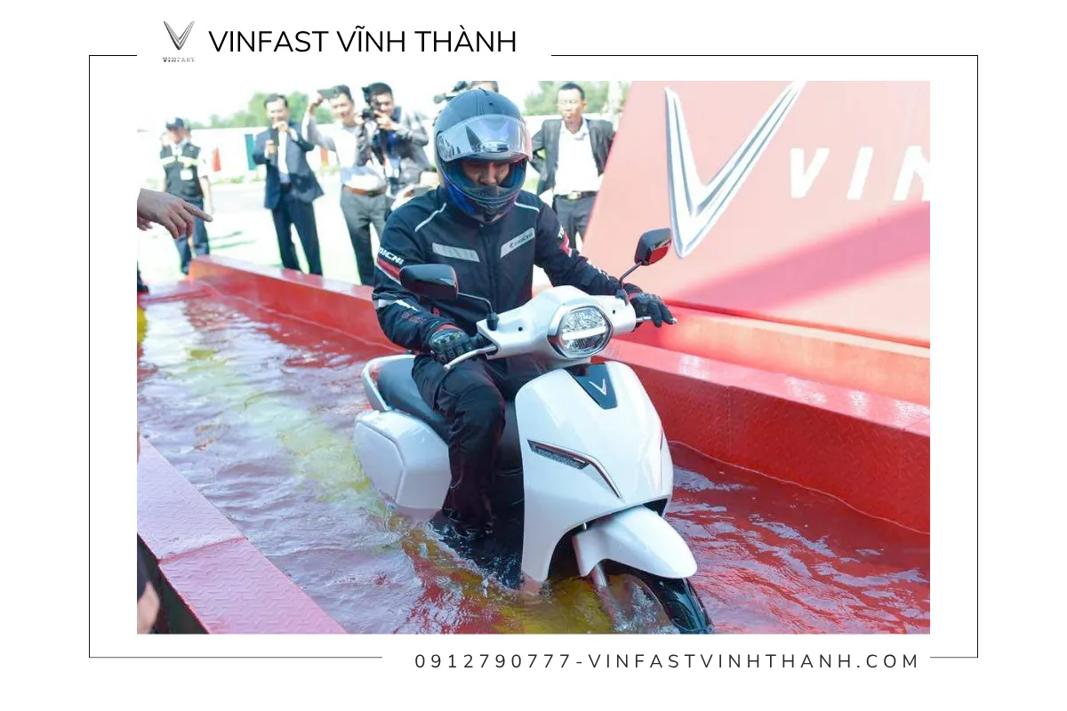 Đi xe máy điện VinFast dưới trời mưa có bị chập điện không?