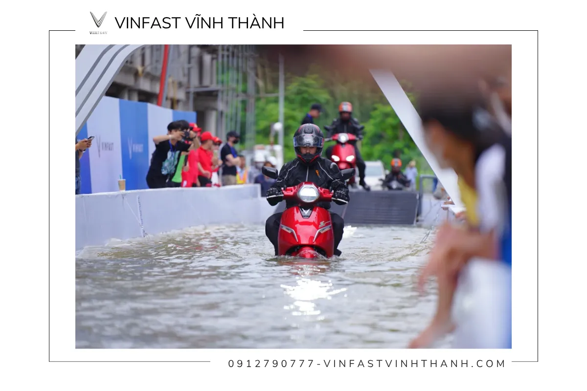 Xe máy điện VinFast có đi dưới trời mưa được không?