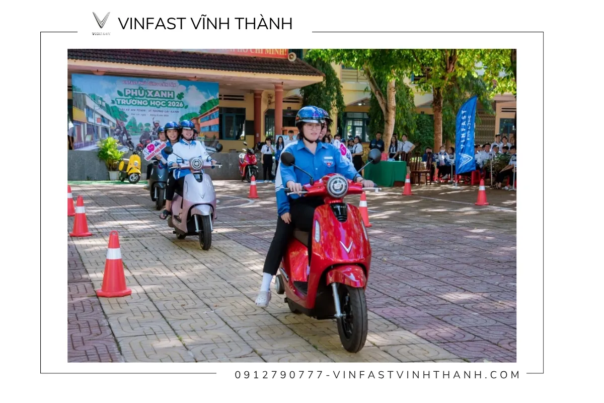 Học sinh trải nghiệm lái thử VinFast Evo Lite
