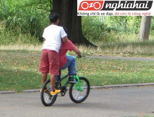 Cách thay lốp xe đạp trẻ ẹm cân bằng 1