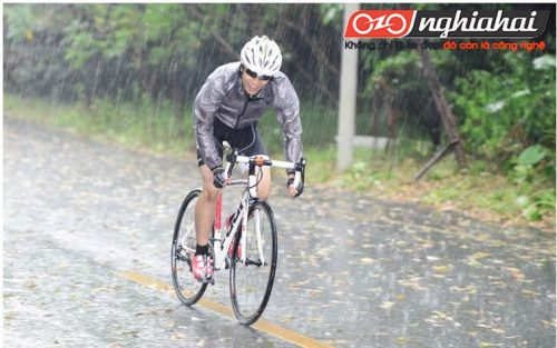 Dạy bạn phương thức đạp xe khi trời mưa 1