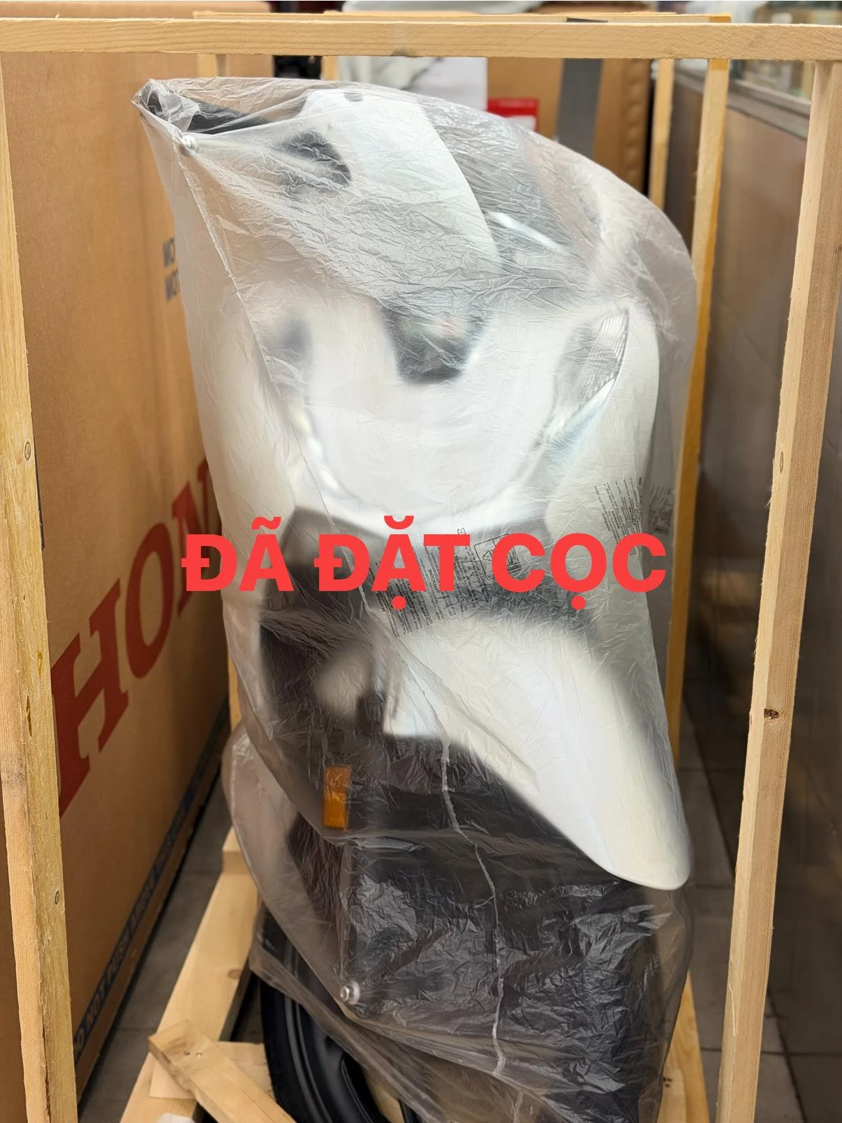 Honda SH Y trang pha le duoc anh khach coc ngay khi ve Huu Nghia Tien Giang Dong Thap 1