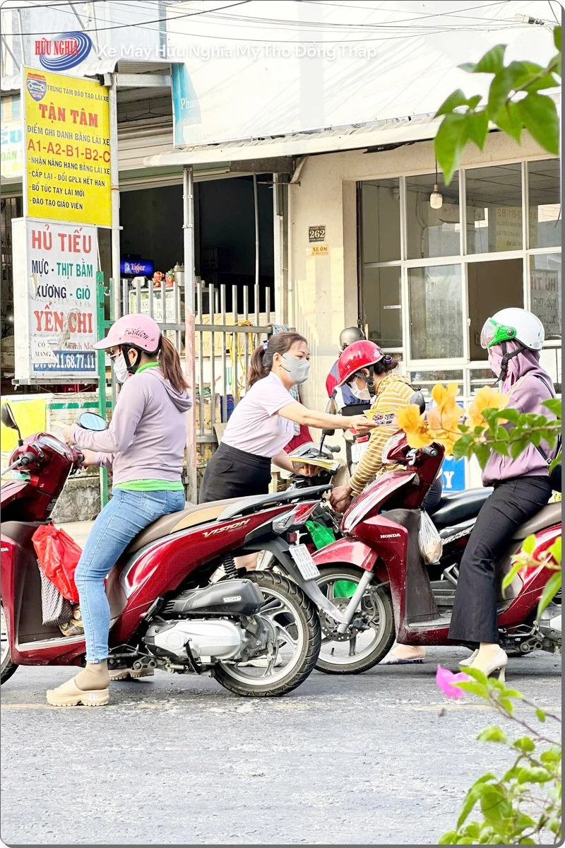 Yamaha Huu Nghia moi ba con Mien Tay Thay nhot 0 dong %E2%80%93 Mung mua lua moi 18