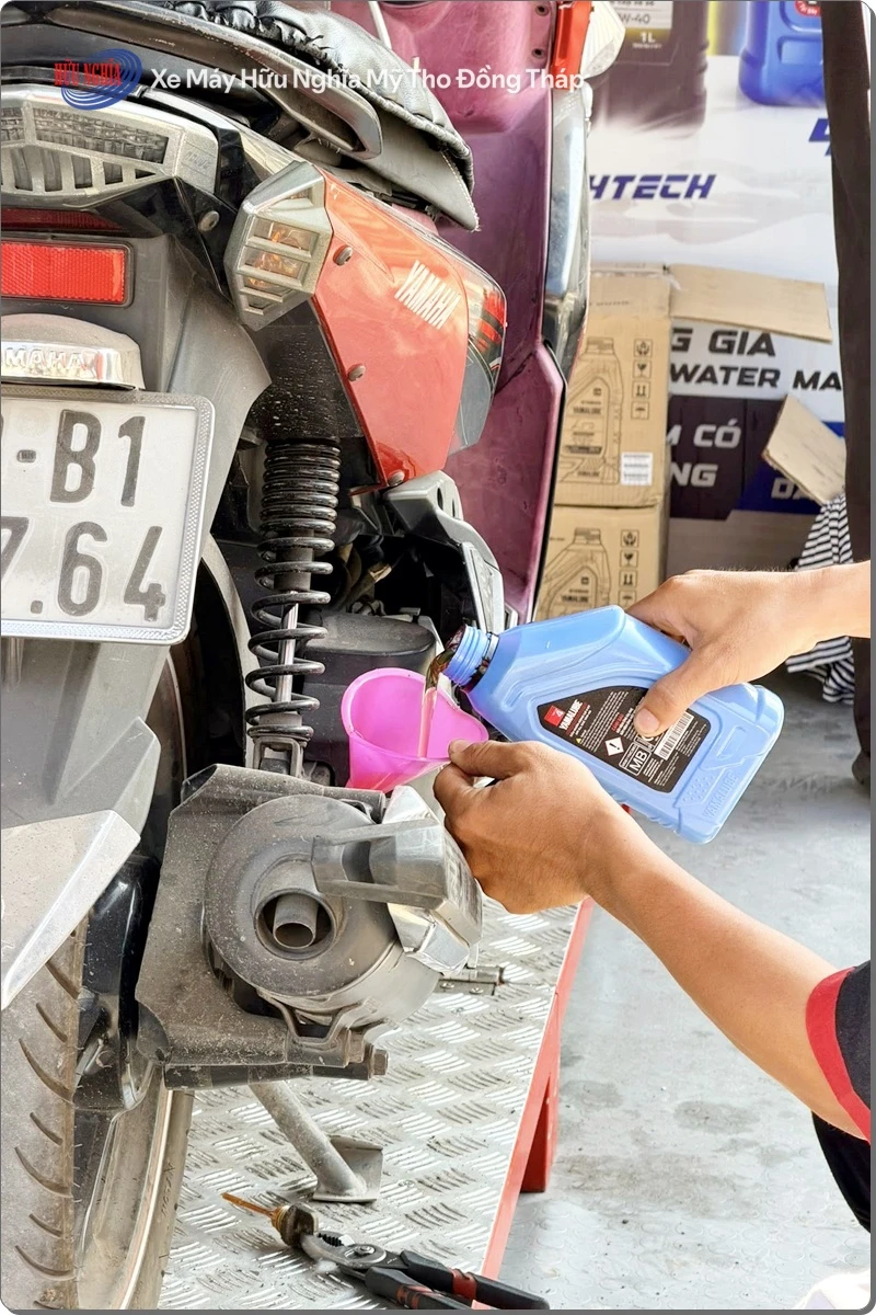 Yamaha Huu Nghia thay nhot hoan toan mien phi cho ba con mien Tay 11