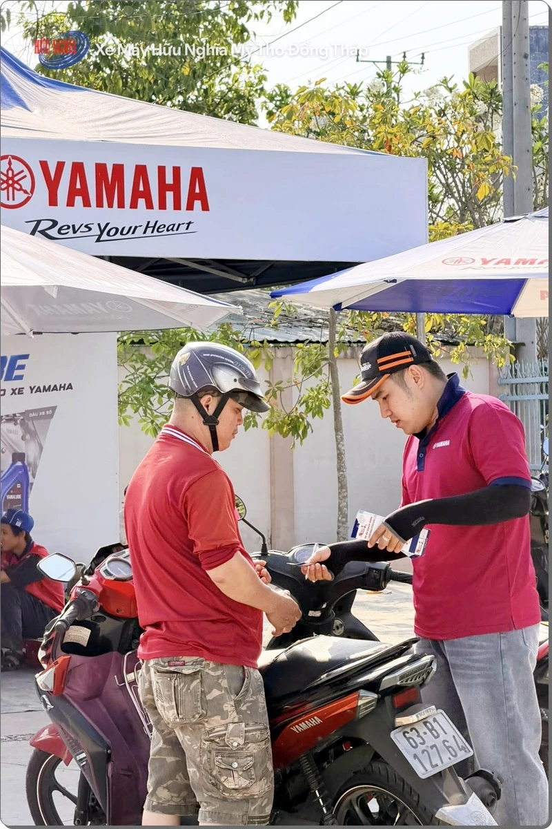 Yamaha Huu Nghia thay nhot hoan toan mien phi cho ba con mien Tay 6