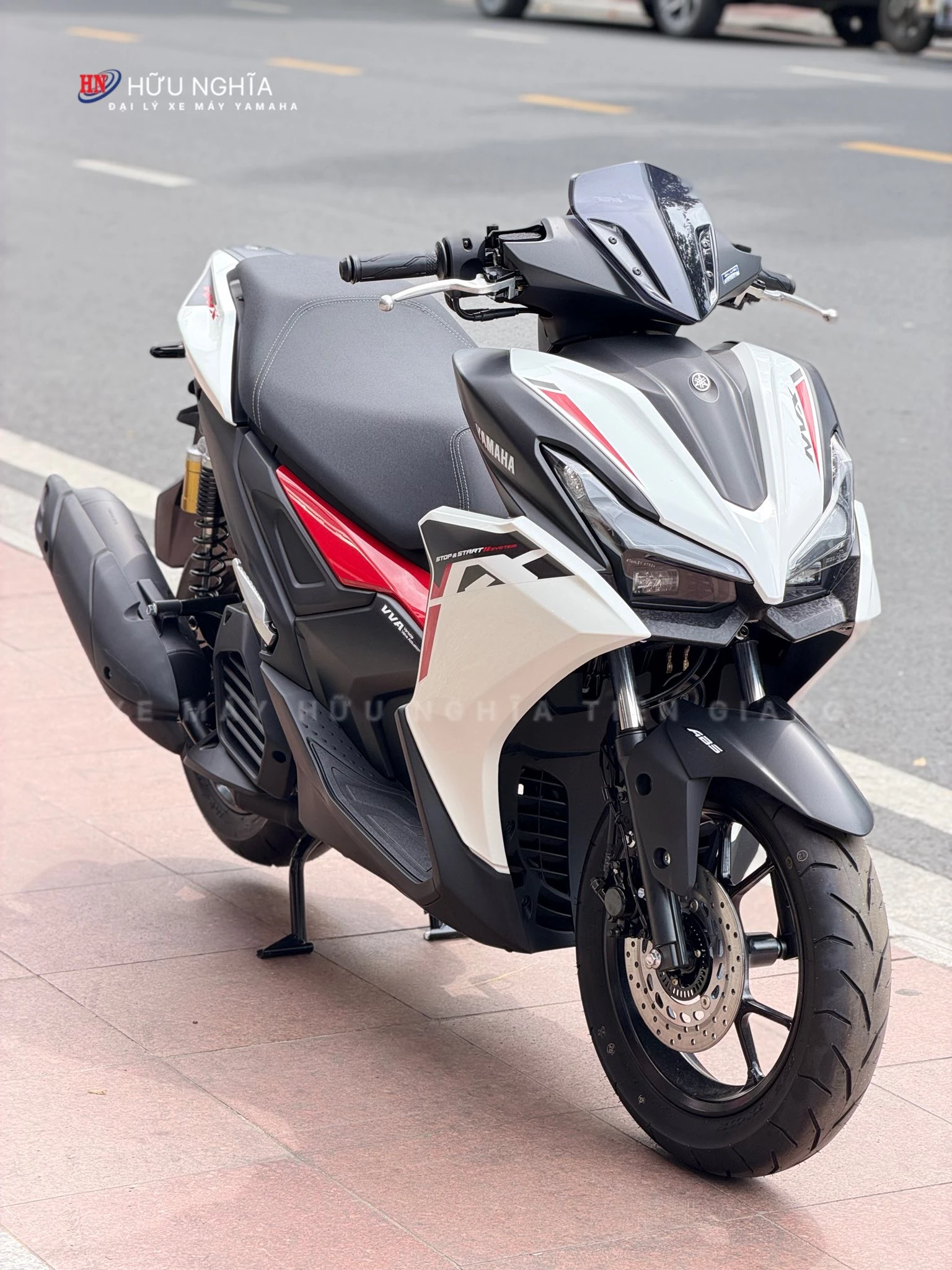 Yamaha NVX Trang Do %E2%80%93 Chi can xuat hien la du thu hut moi anh nhin 1
