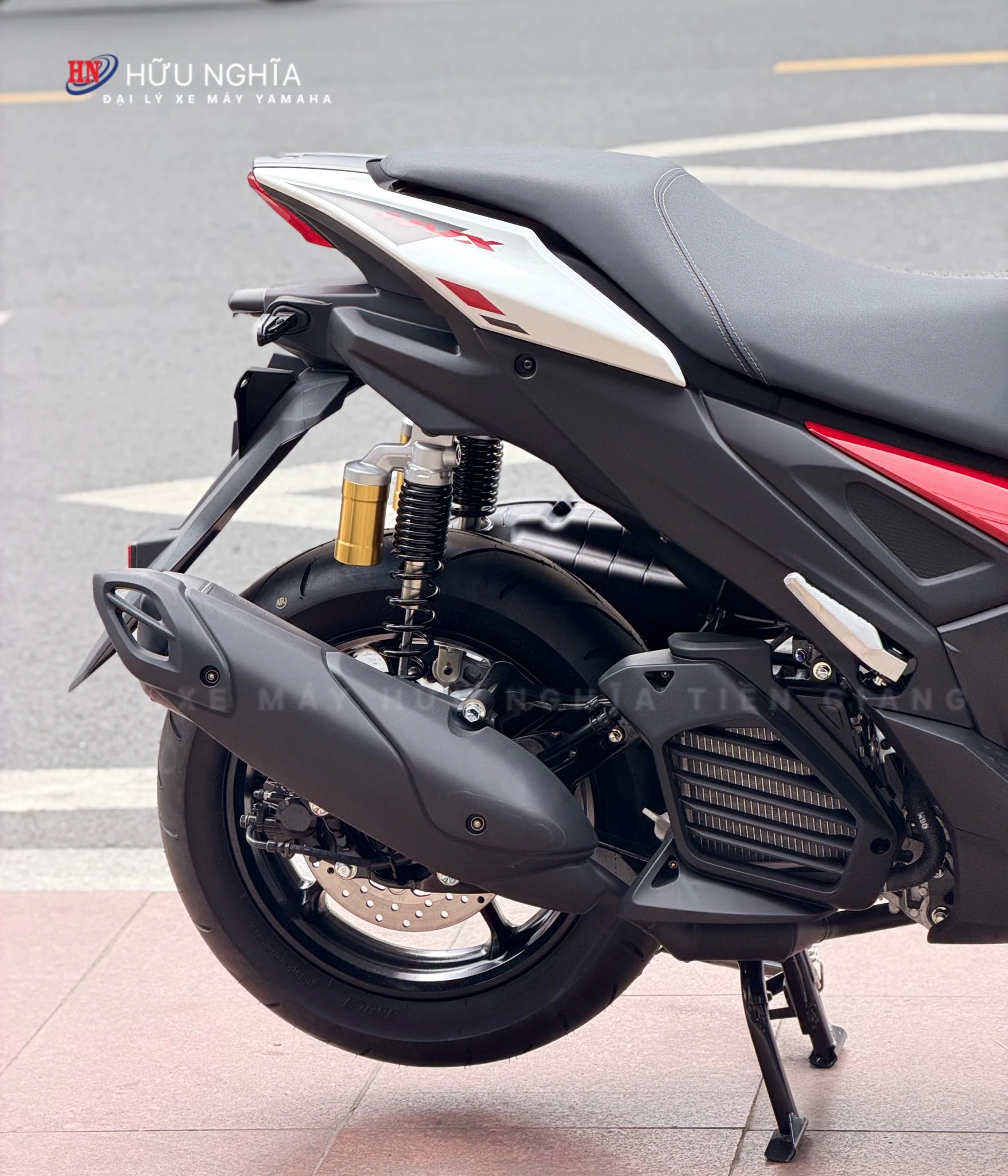 Yamaha NVX Trang Do %E2%80%93 Chi can xuat hien la du thu hut moi anh nhin 2