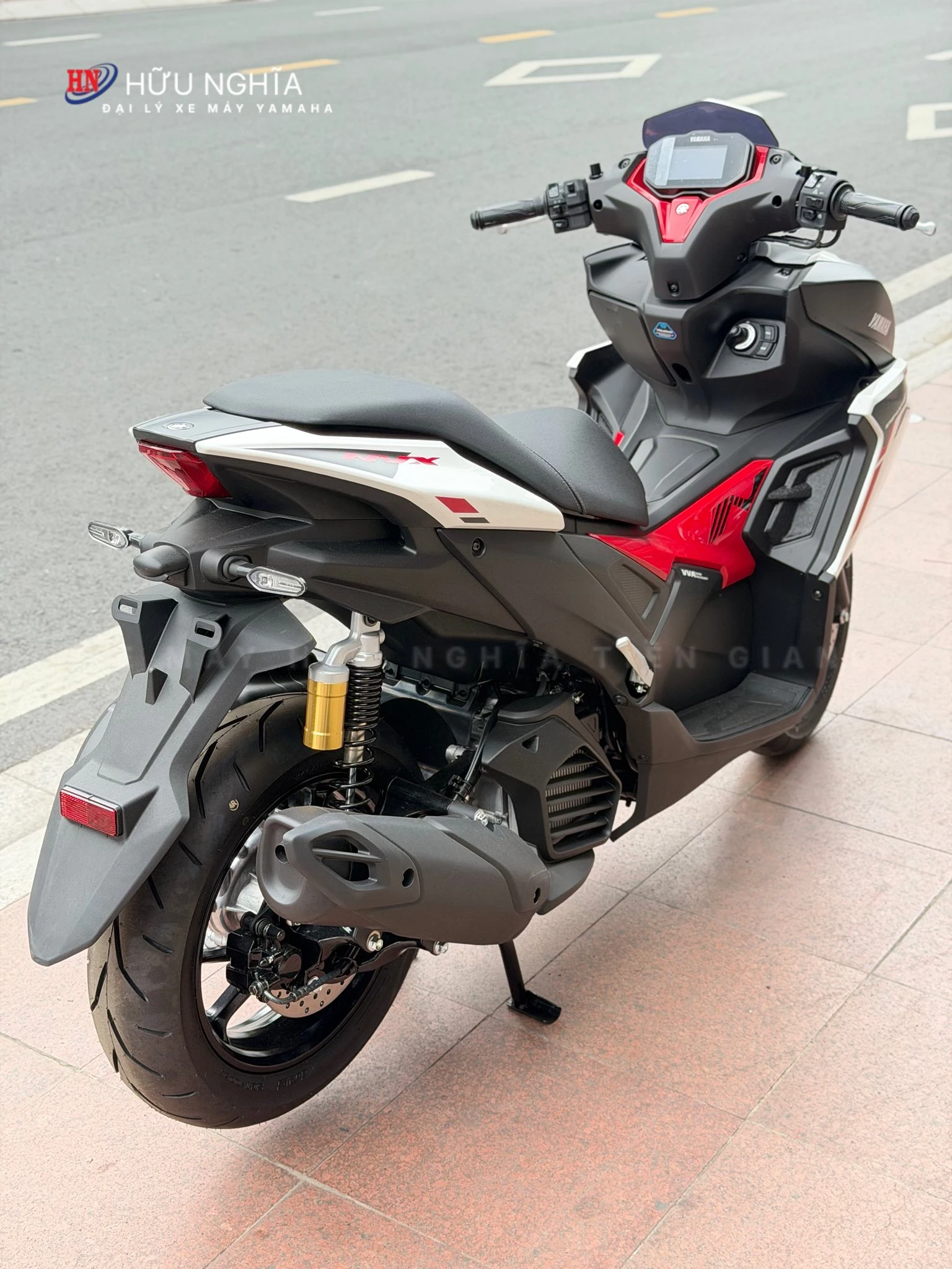 Yamaha NVX Trang Do %E2%80%93 Chi can xuat hien la du thu hut moi anh nhin 3