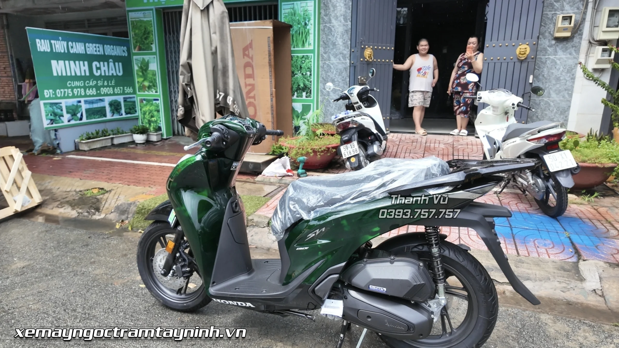 Chi gai mua xe 2 xe Honda SH Y tai Ngoc Tram Tay Ninh 150i Vetro Sport trang bong 1 scaled