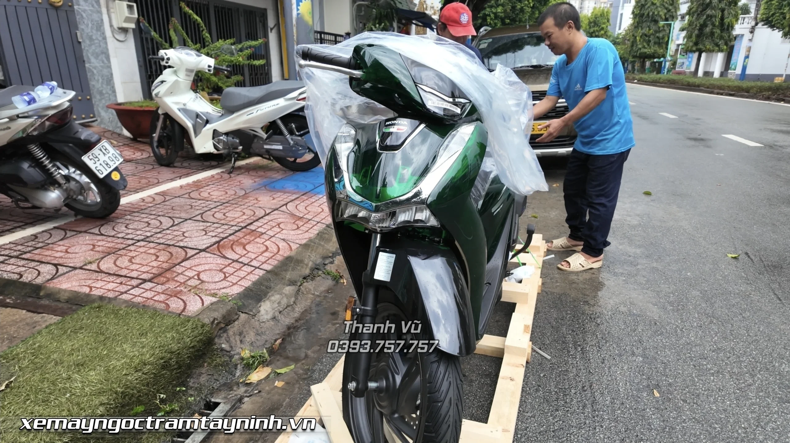 Chị gái mua xe 2 xe Honda SH Ý tại Ngọc Trâm Tây Ninh: 150i Vetro & Sport trắng bóng 2 Chi gai mua xe 2 xe Honda SH Y tai Ngoc Tram Tay Ninh 150i Vetro Sport trang bong 2 scaled