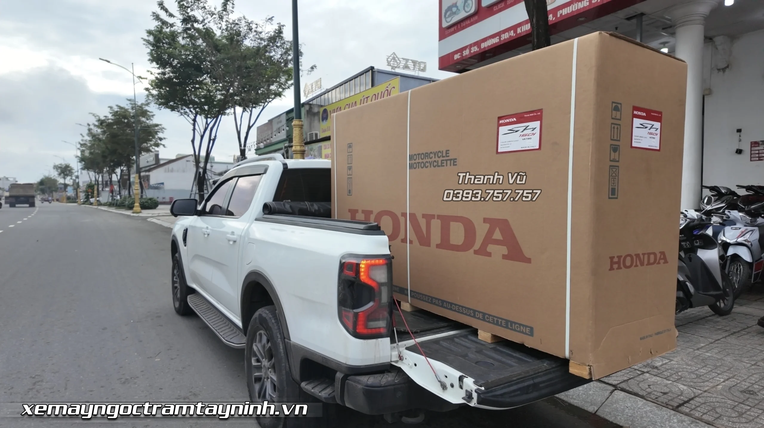 Chi gai mua xe 2 xe Honda SH Y tai Ngoc Tram Tay Ninh 150i Vetro Sport trang bong 5 scaled